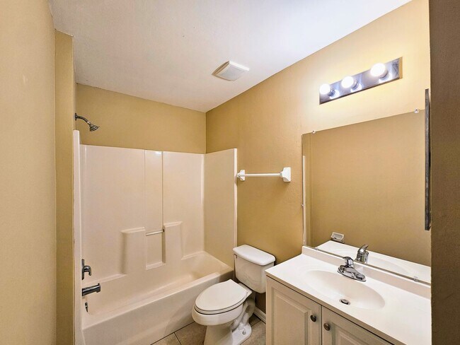 Building Photo - Great 3-bedrooms, 2 baths duplex with new ...