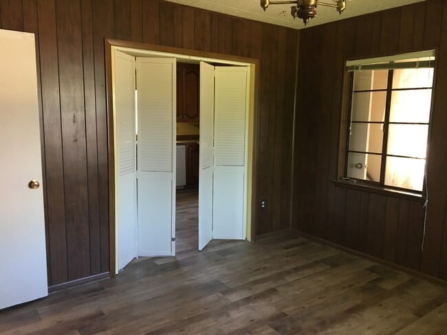 Building Photo - 4 bed - 2 bath Charming single family home...