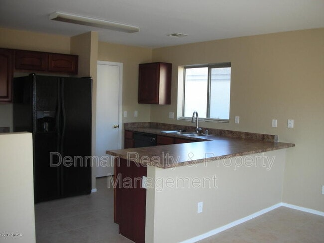 Building Photo - 5725 S 32nd Ln