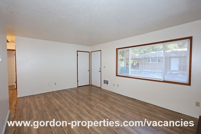 Building Photo - SE Green Vista Dr - Milwaukie 2 bedroom duplex with fireplace