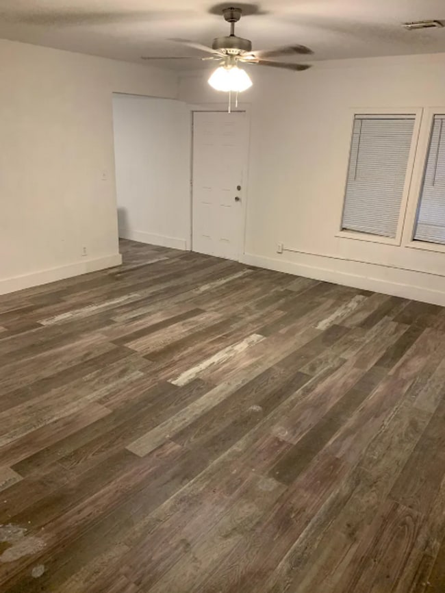 Building Photo - Beautifully Redone 2 Bedroom House! Available for a 5/1 Move In!!! *Updated Photos to Come*