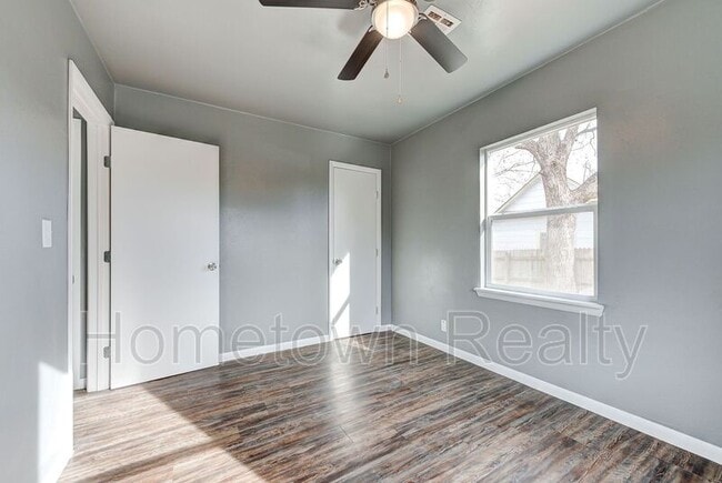 Building Photo - 1103 N Louisa Ave