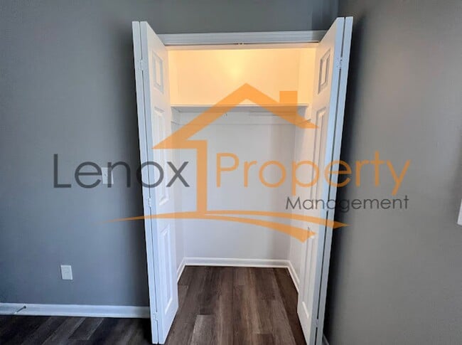 Building Photo - 3 Bedroom Home In Westland $300 off First Month Rent