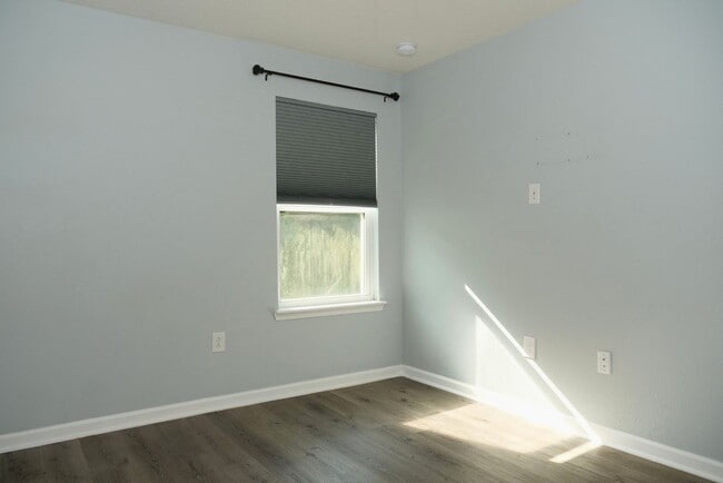 Building Photo - Modern 3-Bedroom Townhome in Gated Communi...