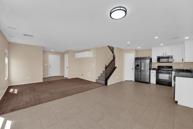 Building Photo - Well Maintained 3 bedrooms/2.5 bathroom Ho...