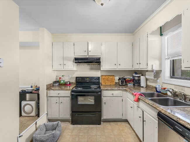 Building Photo - 1701 Early Settlers Rd