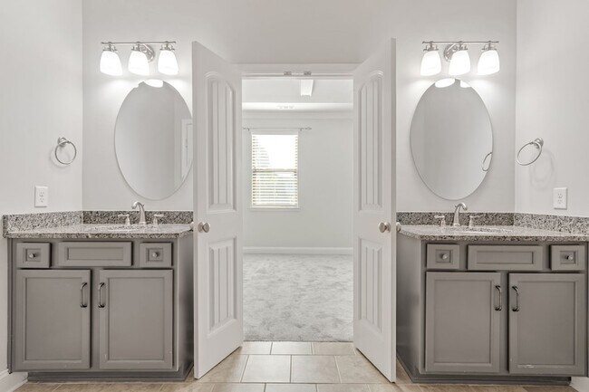 Building Photo - 1444 Channing Dr