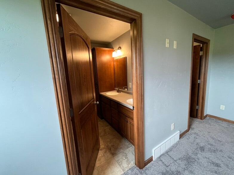 Building Photo - 1454 Chickory Ct