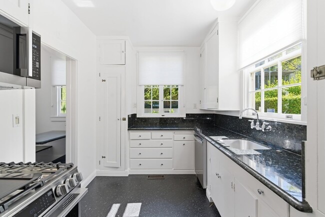 Building Photo - 501-503 Mandana Blvd