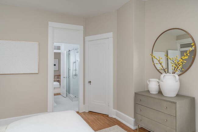 Building Photo - Charming Townhome | 5 Bed | 3.5 Bath | 3,300 Sf | Covered Front Porch & Large Fenced-In Backyard ...