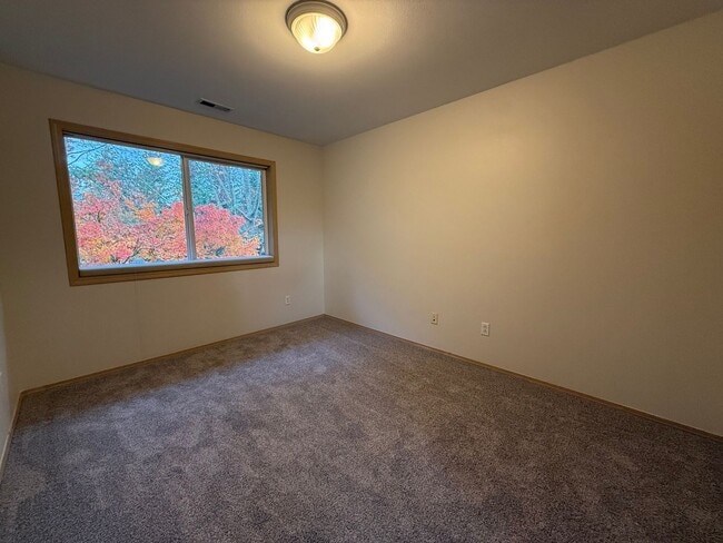 Building Photo - 3 Bedroom DuPont Home for Rent