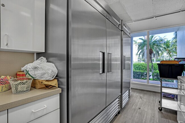 Building Photo - 3546 S Ocean Blvd