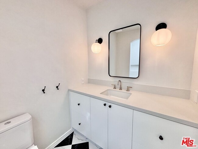 Building Photo - 1979 N Kenmore Ave