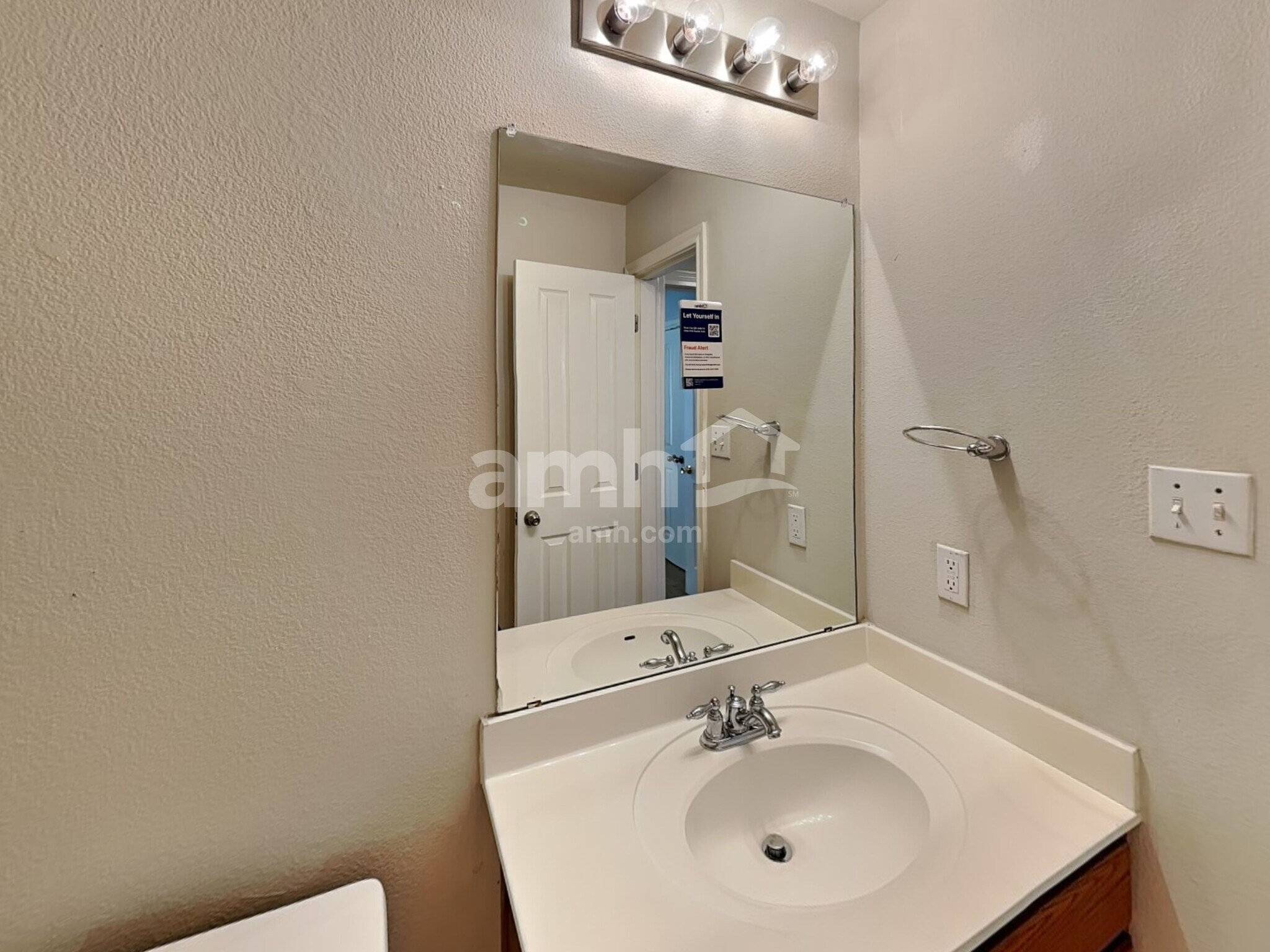 Building Photo - 212 Hereford St