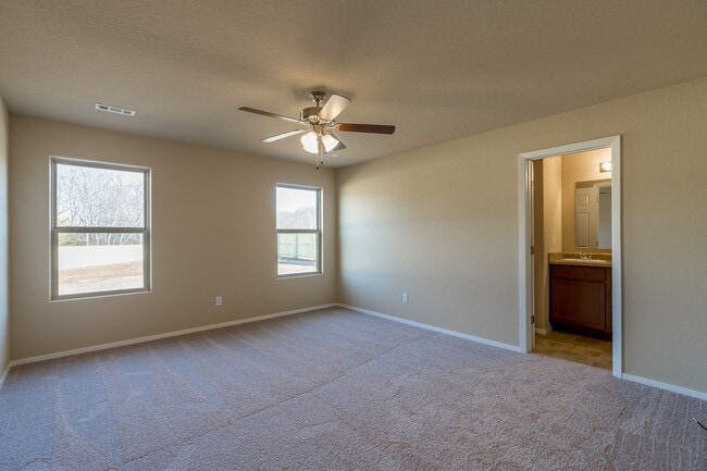 Building Photo - Beautiful 4 bedroom Home on Valley View Golf Course. HUGE Fenced Yard!