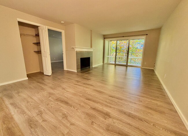 Building Photo - Beautiful Modern Condo in Mill Creek