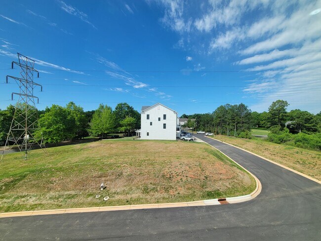 Building Photo - 645 District Ct