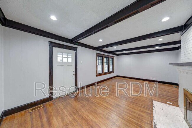 Building Photo - 110 N Riley Ave