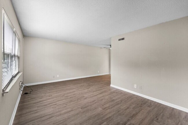 Building Photo - 916 Donaldson Rd