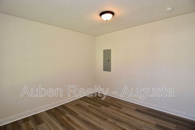 Building Photo - 1924 Roberson Rd