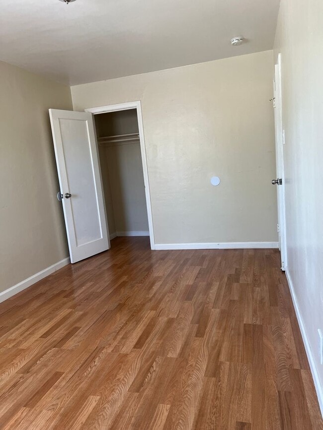 Building Photo - Ready to Move-In (3bed/1 bath, one unit of...