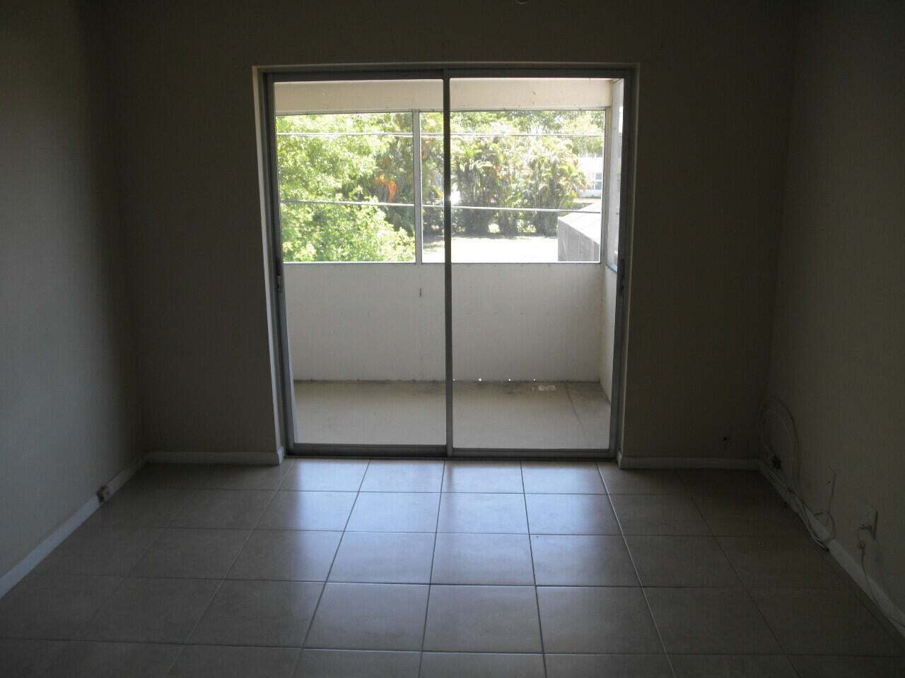 Building Photo - 640 NE 6th Ct