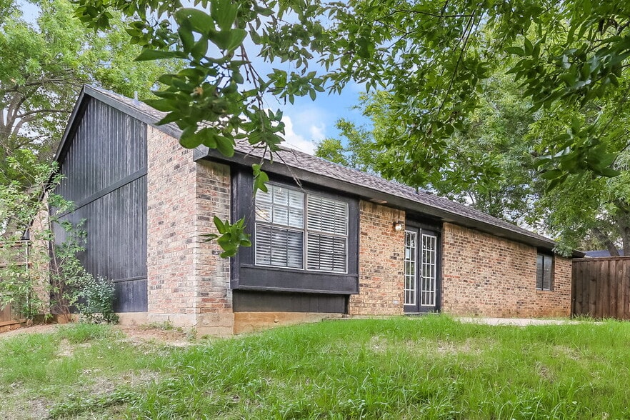Building Photo - 4200 Cranbrook Dr