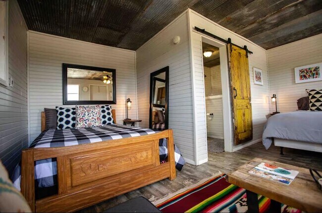 Building Photo - 2300 W Fitzhugh Rd