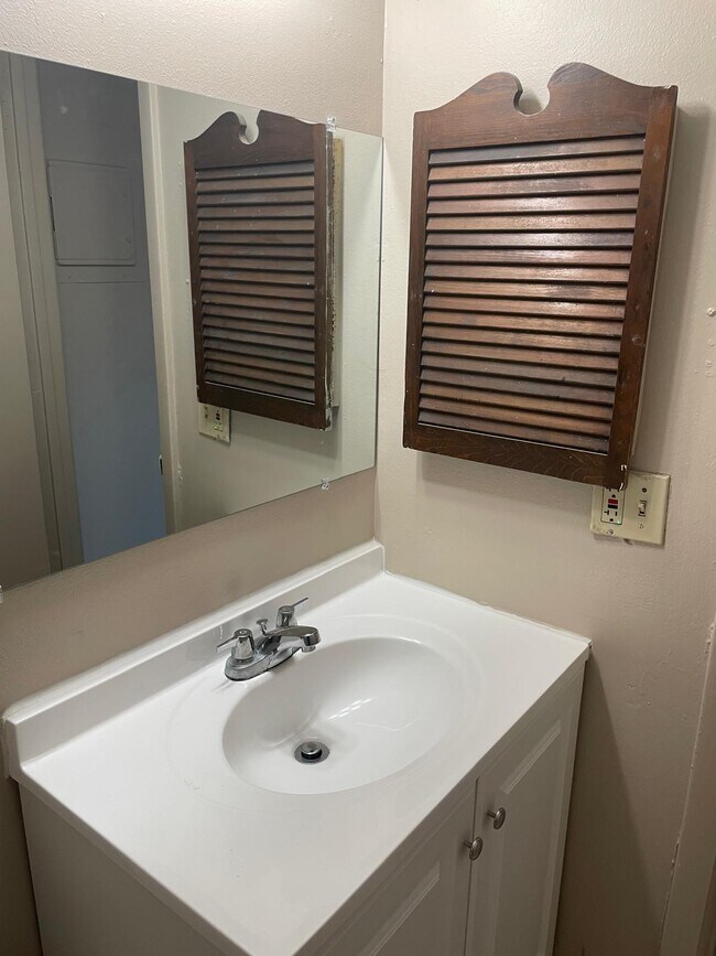 Building Photo - 5117 E 28th Ave