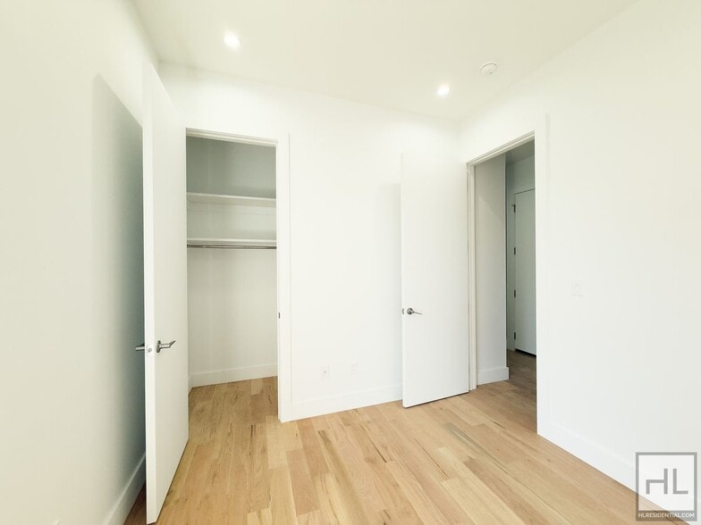 Building Photo - Expansive Sun-drenched Bed-Stuy 7 Bed 3-Bath Duplex