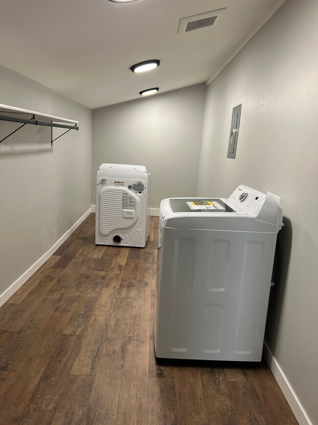 Building Photo - 418 W 18th St