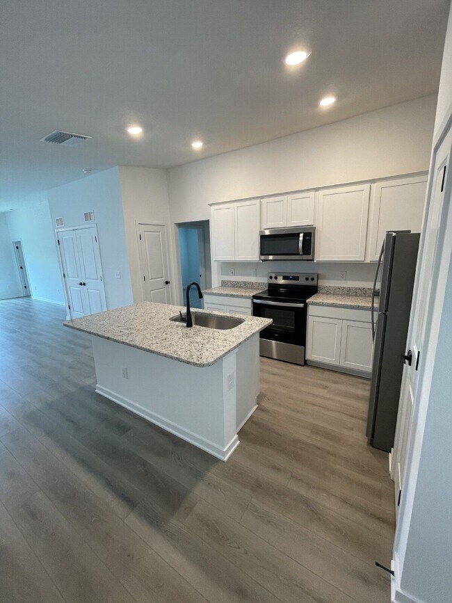 Building Photo - 5665 Deep River Ave