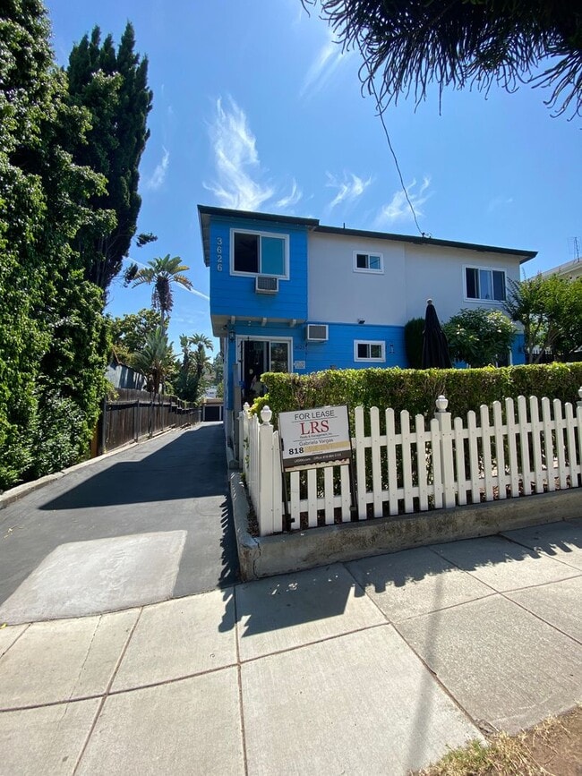 Building Photo - 1 Bedroom 1 Bath Apartment in Los Feliz!