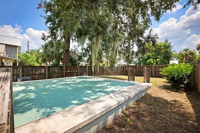 Building Photo - Charming 4 Bedroom 3 Bathroom Historical H...
