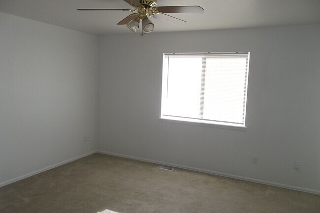 Building Photo - Spacious 5 Bedroom Home in Windsor