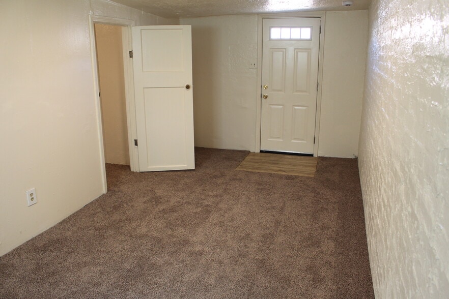 Studio - 214 Pine St SE