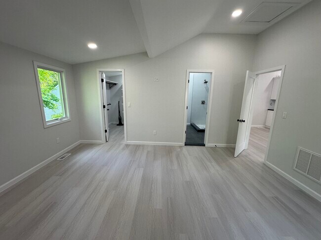 Building Photo - 119 W Rogues Path