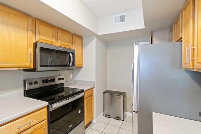 Building Photo - 1050 Villagio Cir