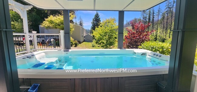 Building Photo - Lovely Home on the McKenzie River!