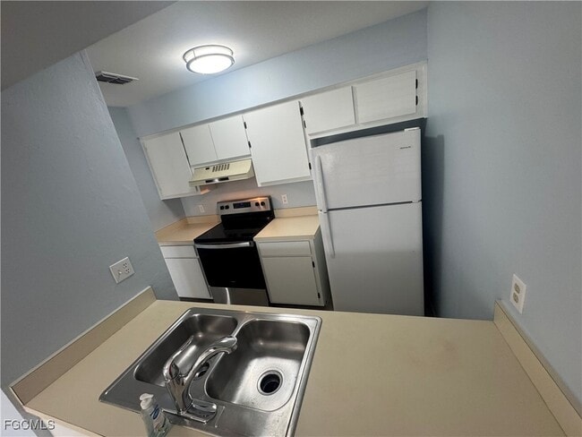 Building Photo - 13115 Feather Sound Dr