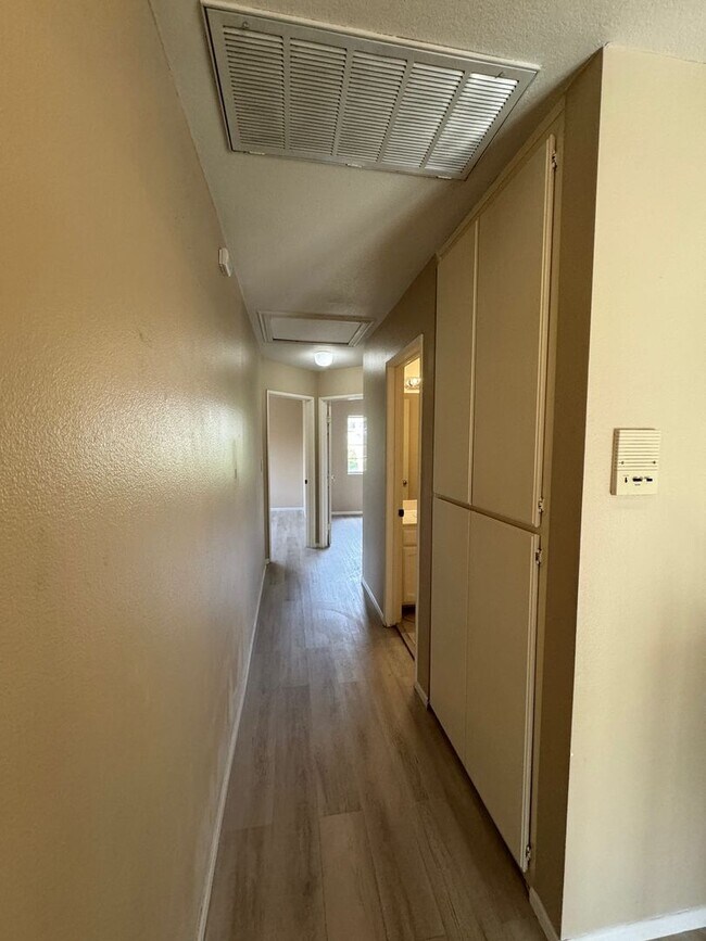 Building Photo - Large, end-unit townhome in the heart of Thousand Oaks
