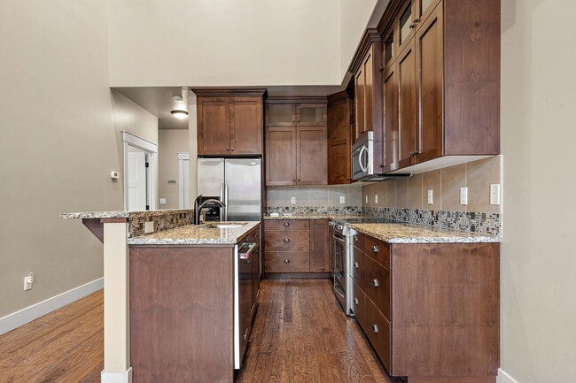 Building Photo - 923 S Lone Willow Ave