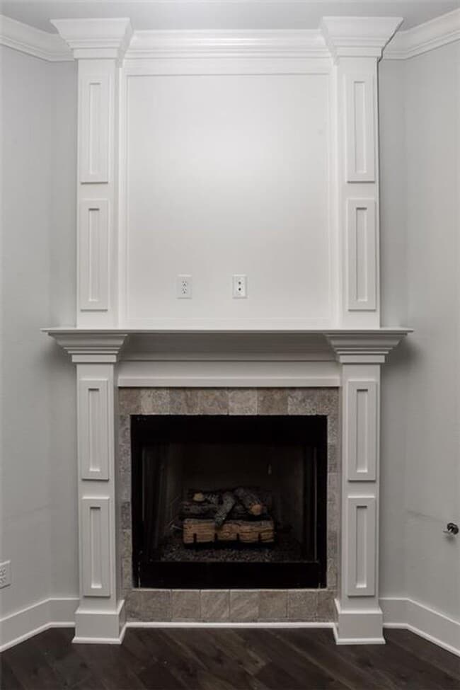 Building Photo - 4 Bed with LOFT!