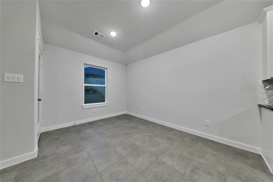 Dining area next to kitchen/living - 12411 Southern Trail Ct