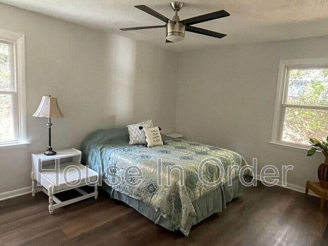 Building Photo - 220 Meredith Lp