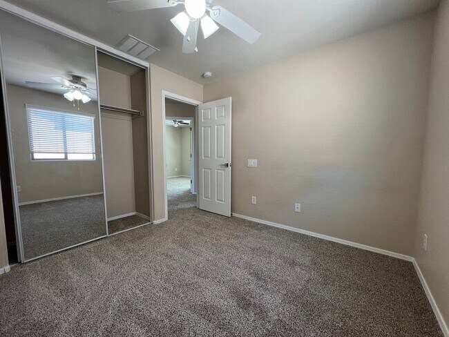 Building Photo - Ray & Signal Butte 4 Bedroom + loft/den
