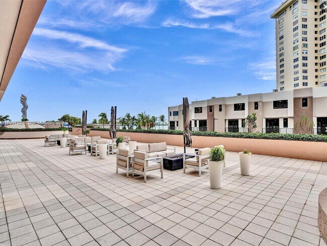 Building Photo - 1800 NE 114th St