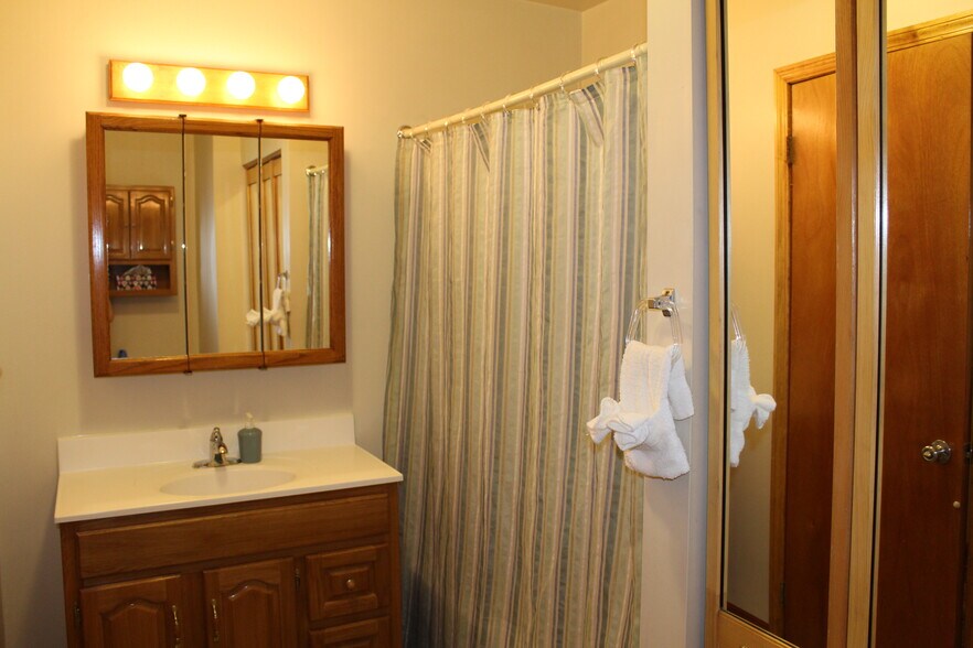 Full bathroom with tub/shower combo - 78 Elm St