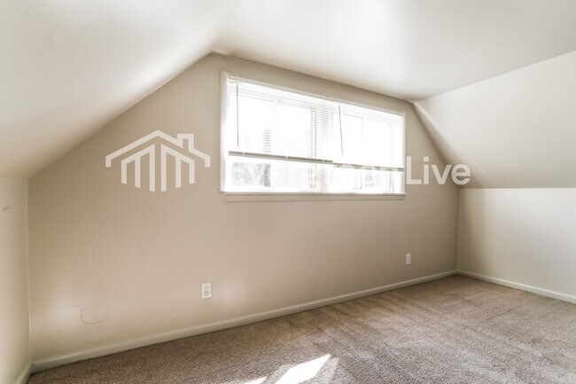 Building Photo - 4663 E Livingston Ave