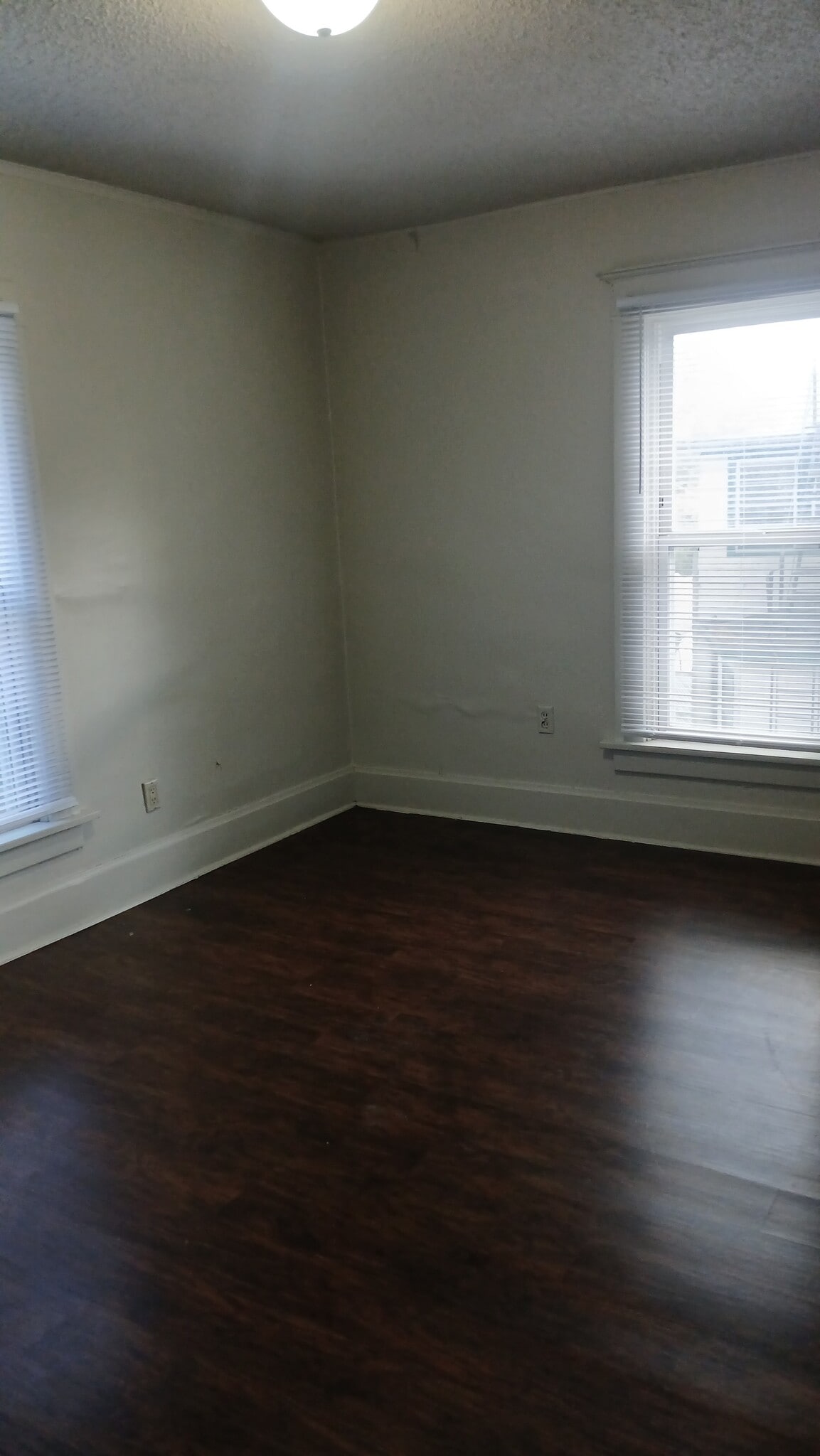 Building Photo - 628 N Linn St